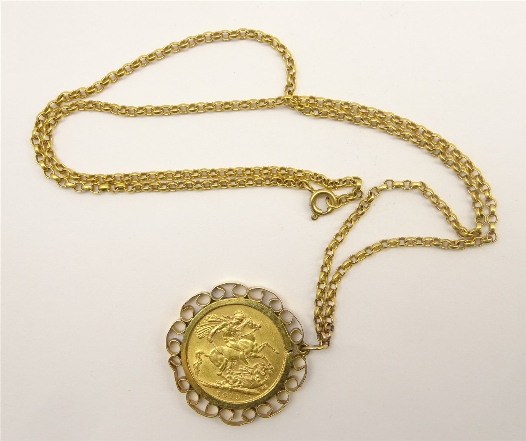 King George V 1915 gold full sovereign, in 9ct gold mount and chain ...