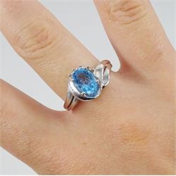 9ct white gold oval blue topaz ring, with five diamond accents, hallmarked 