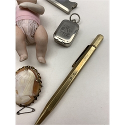Collection of 13 small collectables including early 19th century silver caddy spoon, miniature glass and plated hip flask, plated cigar cutter, two small dolls etc