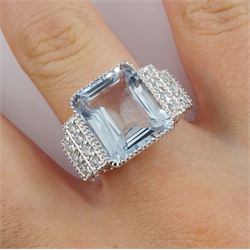 18ct white gold aquamarine ring with stepped diamond shoulders, stamped 750, aquamarine approx 7.95 carat, total diamond weight 0.45 carat