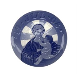 Rare Royal Copenhagen 1908 Christmas plate 'Madonna and Child' no. 126 designed by Christian Thomsen, produced in a very limited number, D15.5cm 