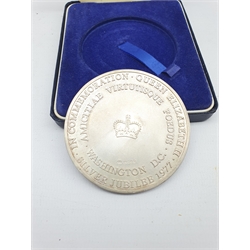 Commemorative silver medallion issued by the Smithsonian Institute for the Queen's Jubilee 1977, Designed by Arnold Machin, ltd ed. of 1000 2.8 oz