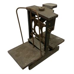 W & T. Avery - 19th century cast iron sack scales