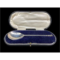 'The York Spoon' - Copy of an early Stuart silver seal top spoon by Christopher Mangy, the reverse of the bowl with presentation inscription to John George Potter Kirby Sheffield 1920 Maker Thomas Bradbury & Sons, in fitted case 