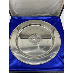 Limited edition silver plate commemorating the achievements of Shirley Heights, champion racehorse of 1978 who won The Derby, Irish Sweeps Derby, Heathorn Stakes etc D23cm, designed by Stuart Devlin No. 96/200 with certificate and original box 11.8oz