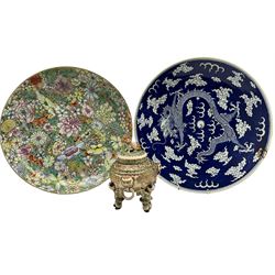 Chinese charger decorated with thousand flowers on gilt ground, blue and white Chinese charger depicting dragon chasing the flaming pearl together with raised satsuma lidded vase with lion finial (3)