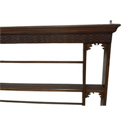 Georgian Chippendale design mahogany plate rack, projecting cornice over blind fretwork frieze, three-tier rack with moulded rails and arched curled brackets