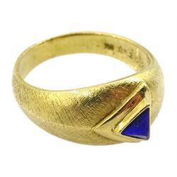 18ct textured gold single stone triangle cut lapis lazuli ring, stamped 750