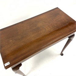  Georgian mahogany card table, the fold over top revealing baize lined surface, raised on cabriole supports with pad feet, W86cm, H78cm, D44cm  