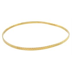 17ct gold bangle, with engraved decoration