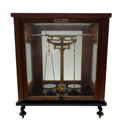Set of 20th century Oertling balance scale in glazed case, H42cm 