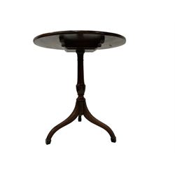 George III mahogany tilt-top occasional table, oval top over turned vasiform pedestal terminating in splayed tripod base with arcade carving and mahogany stringing, terminating in spade feet