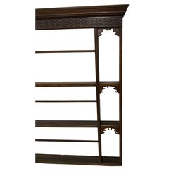 Georgian Chippendale design mahogany plate rack, projecting cornice over blind fretwork frieze, three-tier rack with moulded rails and arched curled brackets