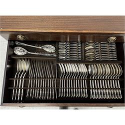 Three drawer cutlery table and contents of Kings pattern plated cutlery for twelve covers together with various additional pieces approx 150 in total plus silver handled pastry slice and two silver handled cheese knives