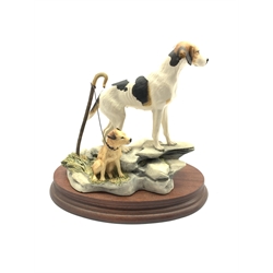 Border Fine Arts group 'Fell Hound with Lakeland Terrier by Mairi Laing Hunt limited edition No. 727/750 on wooden plinth