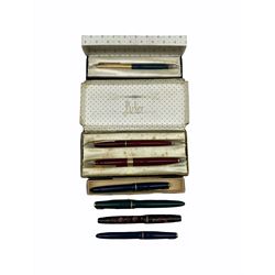 Parker fountain pens to include: Senior with 14k nib, two Slimfold with 14k nibs and another in marbled case with 14k nib, a Parker ballpoint pen in case and a Parker '17' fountain pen and ballpoint pen cased set 