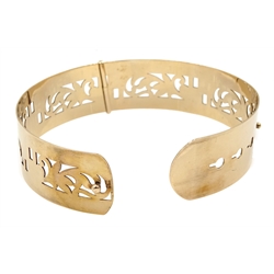 Gold hinged bangle with openwork decoration stamped 9ct, approx 19.78gm