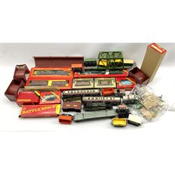 Quantity of Hornby OO gauge model railway including B.R. 2-10-0 Evening Star locomotive and tender, 4-6-0 locomotive and tender, both boxed, other locomotives, rolling stock and accessories
