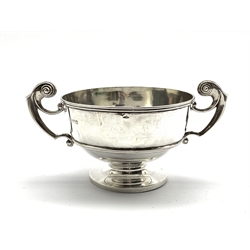  Silver two handled bowl on a short pedestal foot D15cm Chester 1902 Maker Nathan & Hayes 11.6oz  