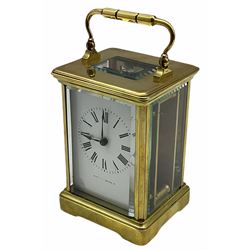 A 20th century Corniche cased 8-day timepiece carriage clock with a seven jewelled lever platform escapement with timing screws, white enamel dial inscribed “Mappin & Webb”. With Roman numerals and minute markers, steel spade hands, bevelled glass panels to the case and a rectangular glass panel to the top of the case.    With key.   
