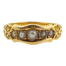 Victorian 18ct gold five split pearl ring with scroll shoulders, Chester 1899
