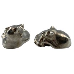Two novelty silver models of recumbent cats by Sarah Jones, London 1991 and 1994, laying cat L6cm (2)