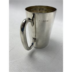 Plain silver mug with loop handle H12cm Birmingham 1930 11oz