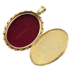 9ct gold locket with engraved decoration, Sheffield 1977