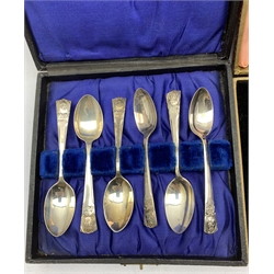 Series of eighteen 1910-1935 George V Silver Jubilee silver teaspoons in three cases, various makers 5.4oz