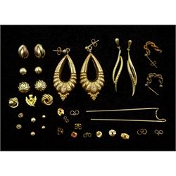 Nine pairs of 9ct gold earrings including embossed floral pendant stud earrings, tri-colour knot stud earrings etc and four odd 9ct gold earrings 