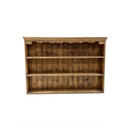 20th century Oak plate rack with dental cornice, shaped apron and reeded shelves. W129cm, H90cm, D18cm