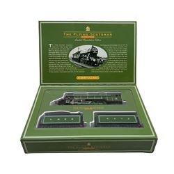 Hornby '00' gauge R075 Flying Scotsman locomotive, Limited Edition Presentation Set with double tender 