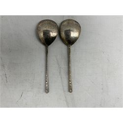 Pair of silver The Worshipful Company of Mercers slip top spoons, the reverse of the stem inscribed ' d.d Mercer's Company George VI 1937' by Hicklenton & Phillips, London 1937, approx 4.1oz in original box.
The spoons are replicas known as the Earl of Northampton's Spoons