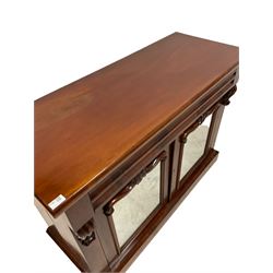 Victorian mahogany side cabinet, the rectangular top over one frieze drawer and two mirrored doors, opening to reveal one shelf and one drawer