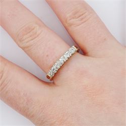 18ct gold seven stone round brilliant cut diamond ring, stamped, total diamond weight approx 0.20 carat