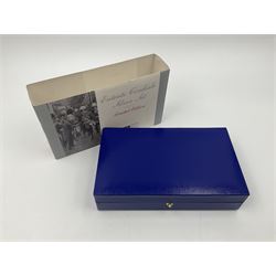 The Royal Mint and Monnaie De Paris 2004 'The 100th Anniversary of the Entente Cordiale' silver proof two coin set, cased with certificates