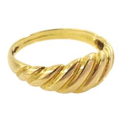 18ct gold scroll ring, stamped 750