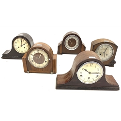 Early 20th century cartouche shaped mahogany veneered mantel clock, with Westminster chiming movement, (W44cm) together with four other mantel clocks