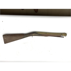 19th Century blunderbuss, the brass barrel inscribed 'Wakefield', walnut stock with hatched decoration L77cm overall (incomplete)