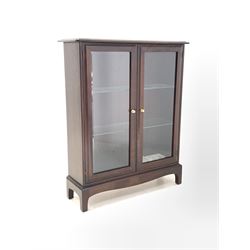 Stag Minstrel mahogany display cabinet, with two bevelled glazed doors enclosing two glass shelves W81cm
