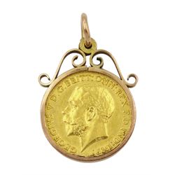King George V 1913 gold half sovereign coin, loose mounted in 9ct gold pendant