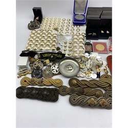  Mostly Yorkshire Regiment military badges, buttons, cufflinks and other similar items including cloth cuttings from a military dress uniform with buttons attached, 'Yorkshire' cap badges etc  