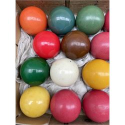 Group of vintage snooker balls, possibly bonzoline, housed in a two handled pine box 