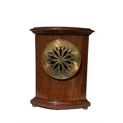 French - Edwardian 8-day mahogany mantle clock with inlay, white enamel dial with Arabic numerals and steel spade hands, striking movement, striking the hours and half hours on a gong. With pendulum.
