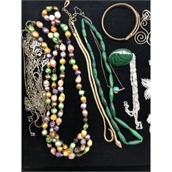 Silver brooches, necklaces, rings and bracelets, Siam silver jewellery, all stamped or hallmarked, malachite bead necklace and brooch, pearl necklace and other costume jewellery 