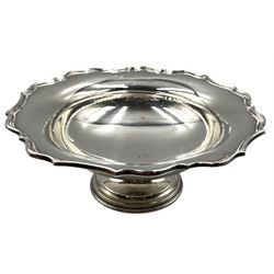 Silver pedestal fruit bowl with raised rim and circular foot D21cm Chester 1911 Maker Barker Bros. 9oz
