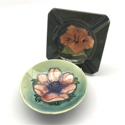  Moorcroft Anemone pattern pin dish with small foot D11cm and a Hibiscus pattern ashtray on green ground (2)  