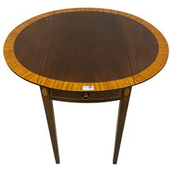 Small Edwardian Revival mahogany and satinwood banded Pembroke table, oval drop-leaf top over single end drawer with chequered stringing, inlaid with oval fan motifs, on square tapering supports 
