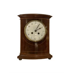 French - Edwardian 8-day mahogany mantle clock with inlay, white enamel dial with Arabic numerals and steel spade hands, striking movement, striking the hours and half hours on a gong. With pendulum.
