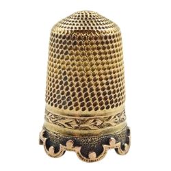 Early 20th century 15ct gold thimble with engraved decoration and scalloped edging
